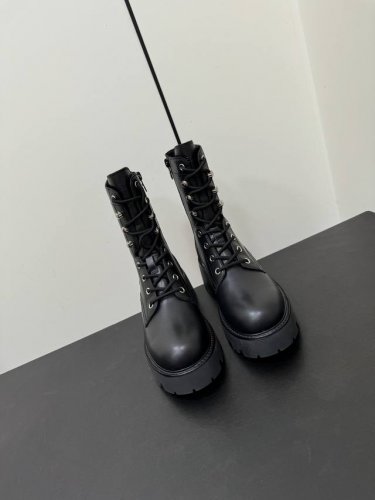 celine 思琳lisa同款凯旋门马丁靴、超多网红明星种草 无敌显瘦马丁靴每一双都做旧双色效果小牛皮皮质柔软鞋底厚5Cm左右，增高显腿细， 面料：原版进口小牛