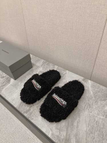 Balenciaga巴黎世家 新款情侣棉拖 可乐刺绣斜纹磨毛棉布面拖鞋 顶级版本超火巴黎世家毛拖 情侣尺码 时装博主与欧美明星大爱款 冬季必备款 时尚却不过分张