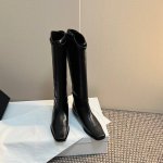 Toteme 经典马靴 太好看了，23马靴必入单品 鞋型很秀气，非常修饰腿型，大直长腿的即视感！ 微亮的皮革质感，时髦感拉满 鞋底意大利进口牛皮革！ Size