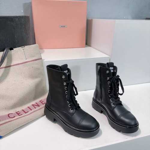 高品质出厂 ！Miumiu缪缪24Ss秋冬新款马丁靴厚底短靴上新 完全原版一比一复刻打造 版型超级正 最新时尚的设计 火遍全网的靴子，上脚又酷又时髦！ 靴筒处独