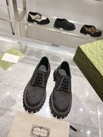 Gucci 古奇春季 男女 同款系带鞋！ 这双休闲系带鞋采用 古奇奥guccio Gucci 字母组合图案的超大版型。凸纹鞋底和撞色饰边增添现代元素，将品牌传统