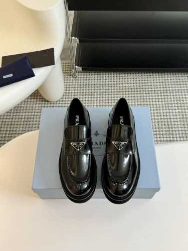 顶级版本 Prad*普拉达新款厚底乐福鞋 很难不爱 新品的这个带有三角标扣啦 真的好喜欢啊啊啊啊啊啊 姐妹们冲就对了 真的很显腿细 也很百搭 厚底真的是绝了 码
