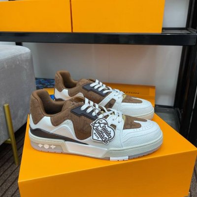 顶级版本 情侣款上线路易威登男装艺术总监 Virgil Abloh 与日本街头时尚大师 Nigo 再度携手，重新演绎经典 LV Trainer 运动鞋。Mono