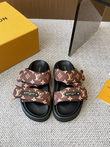 270Lv 2025爆款 浮雕Logo 压花 凉拖鞋 Pool Pillow Comfort 平底凉拖取材科技织物 以高频压印技术重绎 Monogram 图案