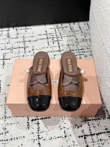 Miu Miu 缪缪 25 早春新品钮扣粗跟玛丽珍半拖专柜主打最新走秀款 蝴蝶结复古玛丽珍粗跟单鞋火爆上新！ 缪家高货 顶级工艺打造精品质感 无敌舒适 绝对是一