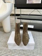 Isabel Marant 2024 Aw 秋冬经典复古短靴 西部风裸靴主宰 24Ss秀场，牛仔靴无疑是历久弥新的其一鞋款，而秋冬系列靴履则是超脱经典的出色之作