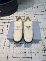 Prad* 官网新品三角标乐福鞋，高品质！专柜惯用于精美鞋履的复古亮面皮革经prad*系列重释，打造别具现代气息的混搭设计，可甜可盐！ 面料进口牛漆皮，亮度与z