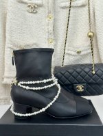 厂价 Chanel｜小香秋冬经典款珍珠弹力靴 全网最好穿的一款靴子 脚感很舒适 皮质超级柔软 尤其颜色主打秋冬它的出现就是焦点， 秋冬衣橱中任意场合都适用百搭单