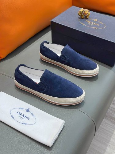 商品名称：Prada 普拉达正规码数: 38-44 套脚鞋商品材料：精选 牛皮鞋面，柔软羊皮垫脚，原厂特供大底