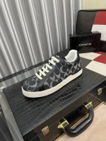 出厂价： COACH蔻驰独家新款男士低帮休闲系带板鞋，休闲时尚百搭款,四季可穿！！板鞋可以说是每年最流行的一款鞋了，适合现在年轻人的潮流选择，这款休闲男鞋采用便