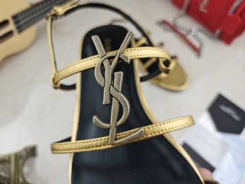 真皮底 Saint Laurent 圣罗兰、平板凉鞋早春专柜同步最新款、YSL、Logo字母扣装饰经典上乘美艳力作 专柜最火春夏系列 兼备气质 时尚 经典耐看的