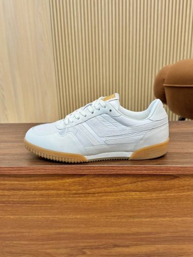 出厂价 汤姆 TOM FORD 美国时尚轻奢2025爆款款size：39-45TOM FORD来自欧美品牌，贸易原单，国内罕见，不易撞款 春夏穿到秋冬，跨越温差
