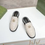 1026-1白 ,35-40码. 拖鞋系列：面料:图案车线，原版1:1，内里垫脚进口牛皮，原版古铜g扣，意大利原版胶底［内配合格证／布袋／手提袋等全套包装］这款