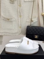 厂价 CHANE*｜小香25C春夏新品厚底字母懒人拖鞋夏天必须人手一双 经典小字母设计 上脚就是洋气不拖沓！鞋面采用进口小牛皮内里踮脚都是羊皮原版开模橡胶大底S