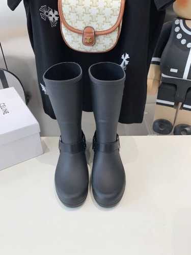 出厂价 Celine 24Ss新款 骑士雨靴 真是一双绝绝子雨靴，软乎乎的论搭配这就是ins博主人手一双的潮流单品！日常搭配非常高级！整体材质采用环保材质一体注