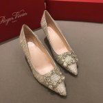 Rv 6.5Cm 高跟鞋 代购级别 出厂价格： 元 Roger Vivier 花扣 100%纯真丝！ 意大利真皮大底、施华洛世奇钻扣！ 专柜色黑色白钻、黑色彩钻