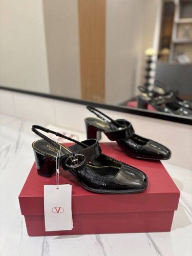 出厂价： VALENTINO华伦天奴 最火爆新品玛丽珍融入粗跟设计简约舒适之余，拉长腿部线条，饰品以金色VLogo旋钮，演绎出时髦新高度完美复刻鞋面：软皱漆皮，