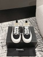Chanel香奈儿 25 隐藏中古款帆布鞋Vintage感满满，中古复刻get啦～帆布鞋适配春夏，黑白拼接就很Chanel。配合袜子就很复古学院的感觉。鞋面：帆