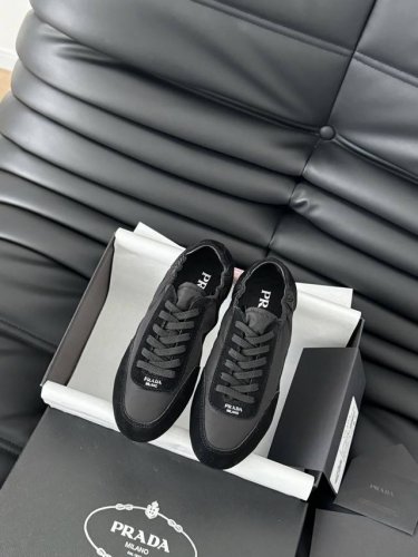 Prada 2025超火的软糯德训鞋 宝子们，2025新款德训鞋杀疯。平底设计，走路不累，逛街运动都适配。超百搭，轻松拿捏时尚感。别等，快冲！Size：35-4