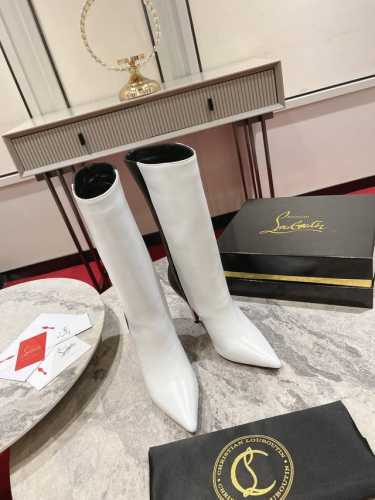 小牛皮 羊京绒 23Ss走秀款 Astrilarge Booty中筒靴体现了maison Christian Louboutin卓越、精致的风格。这个模型是微妙