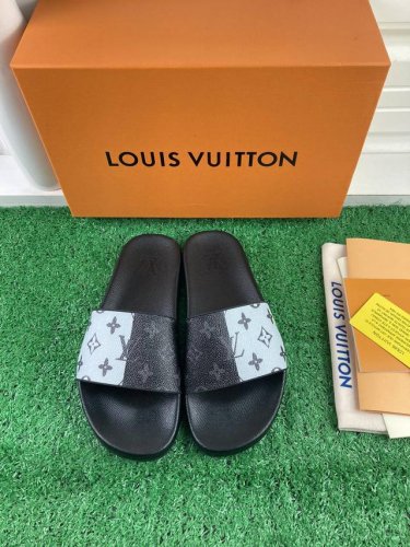 现货 工厂价 ,可做高品质的 LOUIS VUITON 路易威登情侣拖鞋，原版1.1订做，专柜经典款。鞋身高温附带logo，大底专柜附带logo ，任何细节都不