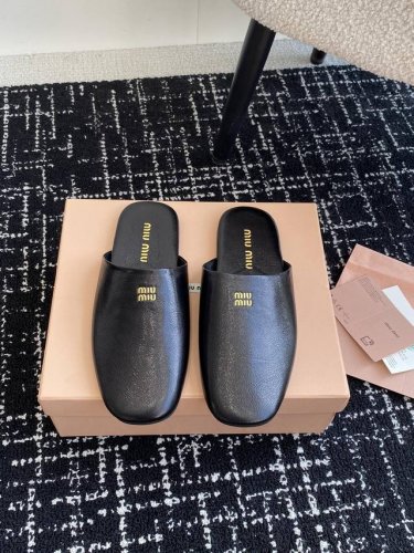 代购级 Miu Miu 24Ss 秋冬系列穆勒鞋拖鞋 包头小羊皮半拖zp开发 原版拆卸 对版拖鞋秒杀市面版本 Miu真的太少女啦 鞋面进口麂皮 鞋底：原版真皮鞋