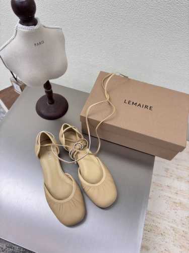 罗马绑带平底 小羊皮 Lemaire 来自法国巴黎 设计师品牌 女鞋 杏色 真皮包跟 档次满满 防滑大底设计 将肌肤分割成块面，有着若隐若现的魅力。 弹力 元素