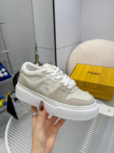 厚底 Fendi芬迪2024 超级a货正品1:1复刻休闲厚底增高小白鞋~超高舒适度～非常好驾驭 材质：头层牛皮＋牛猄拼色 内里：原版毛巾里 垫脚：网布注塑成型垫