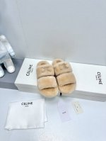 Celine赛琳 冬季新款羊毛拖鞋这一季的思琳又让我重新爱了它一次！这季节美鞋太多这款毛拖真的是让我无法自拔真太可爱了～ 毛茸茸的羊毛是选用欧洲进口a级羊毛 我