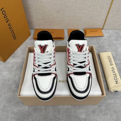 L家新品 L*V Trainer 运动鞋系列 官方售价 Rmb 本款 Trainer运动鞋为光滑牛皮革渲染缤纷色调，鞋面饰以铆钉打钉工艺加持 鞋面镶片编织牛皮饰