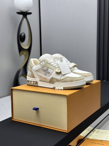 工厂直销 顶级版本 LV-路易威登-经典走秀新款空胶工艺 原版1：1开发复刻！！上脚非常舒适 奢侈用料，做工精细，中底印有欧洲制造英文字母鞋面由意大利进口小牛皮