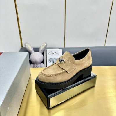 普家高品质情侣款，上脚舒适、超级百搭。 面料：A级进口高丝光牛反绒 内里：柔软丝绸羊皮 垫脚：丝稠牛皮垫脚 码数：35-45配专柜包装出货