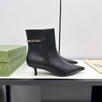 Gucci 经典爆款秋冬尖头链条高跟短靴！ 今年最不能错过的一双靴子！整体楦型流畅秀气，精致百搭又不失时髦感细 腻的皮质感，很软很舒服，鞋面镂空显得性感又高级，