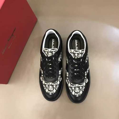 Salvatore Ferraga** 男士低帮时尚运动鞋，这款休闲鞋结构新颖，由柔软的小牛皮拼接磨砂牛皮＋头层羊皮里制作，鞋面的撞色元素凸显大胆前卫气息，鞋内