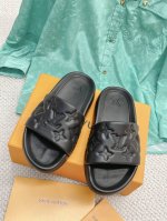 跑量 路易威登~浮雕拖鞋 3路易威登专柜新款拖鞋，驴牌monogram 浮雕拖鞋，Waterfront 凉拖焕新回归，鞋面扣带压印路易威登标志性的 Monogr