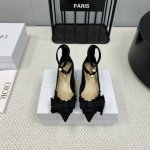 出厂： 独家顶级版本 Dior*迪奥 2025vs新款单鞋系列 尖头珍珠扣单鞋 原版购入开发 ！完美还原这款鞋的楦形细节鞋面进口牛漆皮 内里垫脚细腻小羊皮，看细