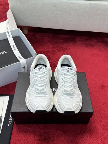 Chanel 25C新款银角大王运动休闲鞋百搭小白鞋 款式搭配不会出错撞色搭配活力满满啊 侧面压印logo 上脚很秀气 鞋面原版定制材料 原版大底Size:35