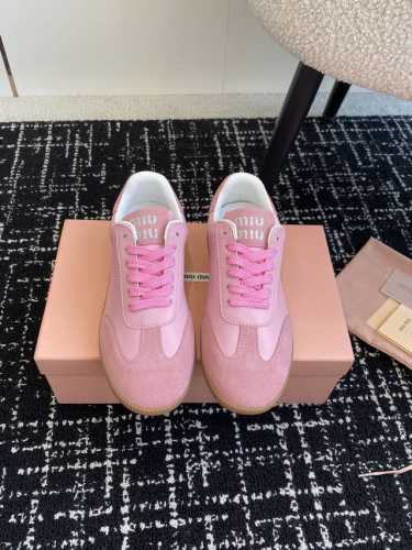 代购级 Miumiu 24Ss 秋冬新款 情侣 德训鞋 复古休闲鞋 最新款德训小白鞋，在找小白鞋还要复古的还要舒适的 还要那种德训鞋的可以看过来了 秋冬火爆款休