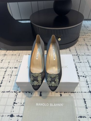 代购级别 市场唯一对版Manolo Blahnik 万年不败的经典款 重金购买三个原版购入 一系列四种跟高1:1复刻定制 做到零差距。试脚 调楦 定制一年有余，