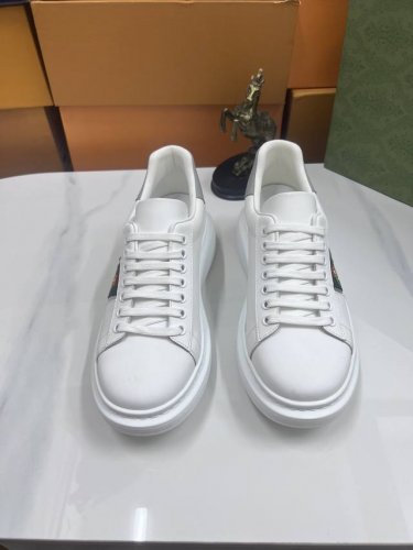 出厂价：品牌：古奇gucci标准码：38–44 45定制等级：官网同款材料：原版皮料 舒适羊皮内里 轻便柔软耐磨大底款式类别：男士时尚休闲鞋 跑步 运动鞋 尊贵