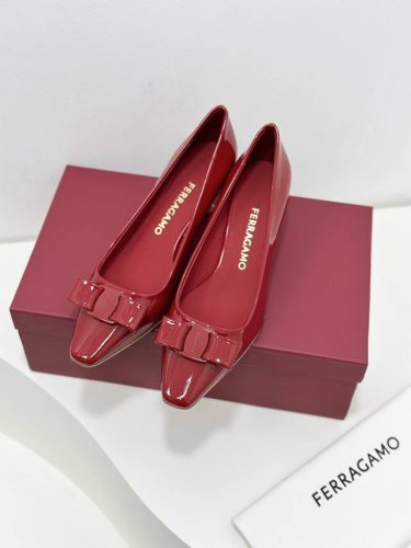 工厂价 420 Sf Salvatore Ferraga*O 菲拉*慕新款Vara漆皮蝴蝶结小方头单鞋！新楦头的Vara更时尚，看一眼就能爱上的小方头女人味十足