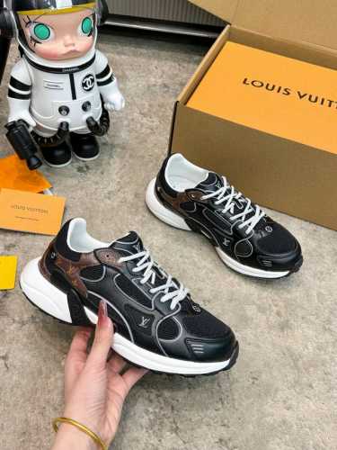 顶级版本：情侣款， Lv 路易威登L家 驴牌 最新Olympia系列 情侣款 银角大王 休闲 运动鞋 跑鞋 本款 Lv Olympia 运动鞋融合网格面料与金属