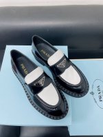 380【Prada 普拉达】顶级版本三角标一脚蹬乐福鞋小皮鞋 鞋面：采用进口开边珠牛皮 内里：为进口水染牛皮/牛漆皮 鞋底：原版开模哑光A级橡胶，抽真空发泡材质