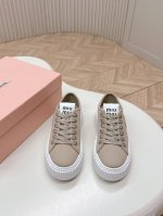 出P340 Miumiu 谬谬 2025春新款 厚底饼干鞋 最新走秀款，经典升级 舒适度与时髦度并存 每个颜色搭配都好看，设计搭配不同风格需求 鞋面：原版定制布