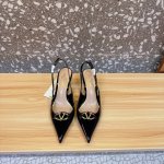 专做真皮底Valentino 华伦天奴 2024最火爆新品新款穆勒鞋 也太好穿啦...最新logo饰扣 与性感尖头完美结合 简直是夏天时髦巅峰 原版复刻鞋面：漆
