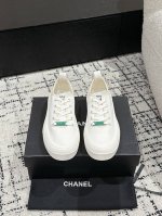 Chanel香奈儿 25 隐藏中古款帆布鞋Vintage感满满，中古复刻get啦～帆布鞋适配春夏，黑白拼接就很Chanel。配合袜子就很复古学院的感觉。鞋面：帆