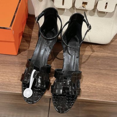 Hermes 爱马仕 蜥蜴纹系列 升级版本出！将经典延续 Hermès 坡跟凉鞋新配色爱马仕的坡跟凉鞋是我见过最简约最耐看最有气质的！！！任何风格都能hold住