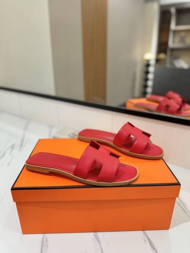 出厂价： Hermes爱马仕H家最经典永不过时高品质追求完美做工细节上脚舒适度材质面料：平纹牛皮材质内里：混种羊皮材质垫脚：混种羊皮材质大底：意大利真皮拉真皮延