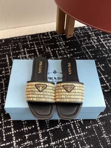 代购级 Prada 25ss 新款春夏 普拉达编制拖鞋 现代风格的线条和原始的建筑体量定义了这些具有复杂魅力Prada三角形的标志性几何形状为鞋跟设计带来灵感，