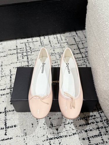 380 repetto 小众潮牌 25/ 春夏新款Cendrillon 漆皮芭蕾平底鞋 金泫雅同款 只要平时喜欢穿芭蕾鞋 芭蕾鞋控的 宝子们，你们完全可以闭眼去